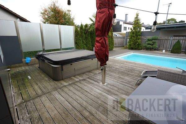 Außenbereich mit Whirlpool und Pool