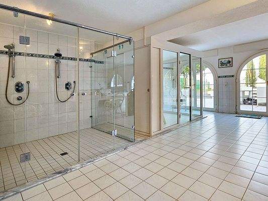 Wellnessraum mit Duschen, Dampfbad und Umkleide