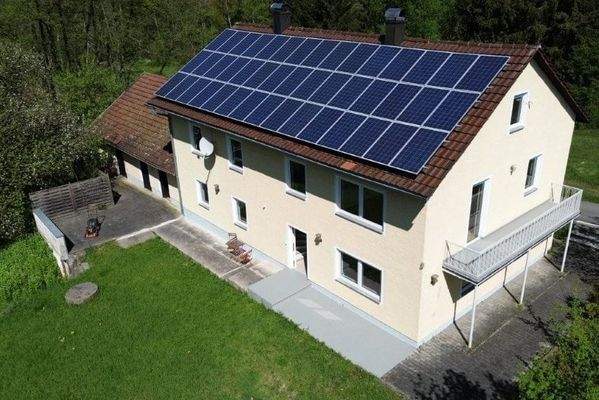 Luftaufnahme mit PV Anlage