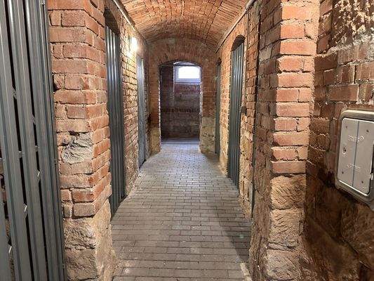 Keller (sandgestrahlt) 