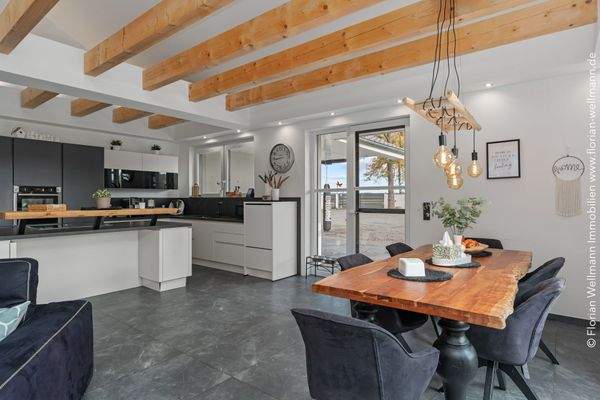 ... mit hochwertiger Einbauküche ...