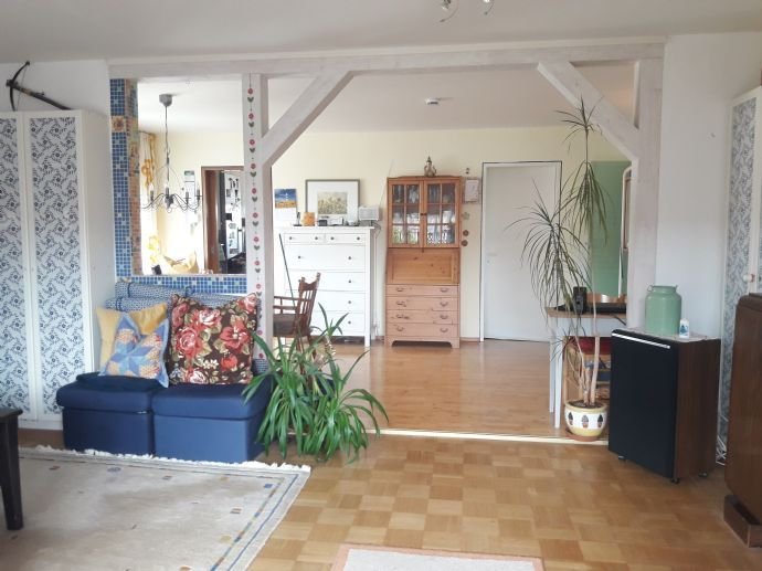 **Großzügige 4 Zimmerwohnung mit Balkon und Garage**