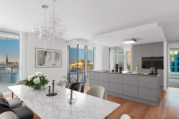 Einbauküche mit Markengeräten, Wohnbereich mit edlem Parkettboden