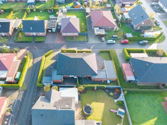 Eine Luftaufnahme mit Blick auf die Rückseite