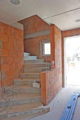 Auch die Treppe ist massiv