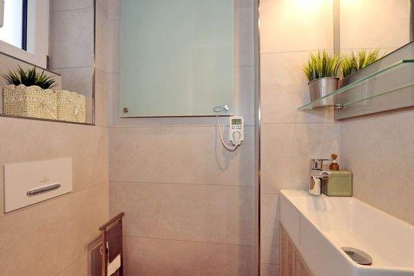 hochwertiges Gäste-WC mit Wandheizkörper