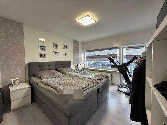 Schlafzimmer mit Balkon OG