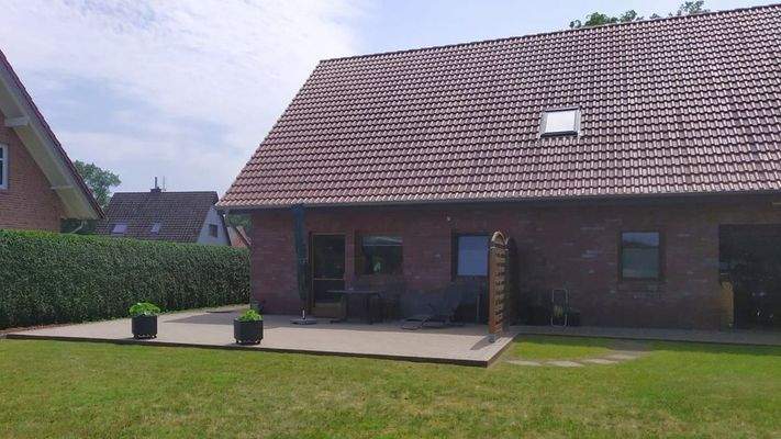 Außenansicht Rückseite mit Terrasse