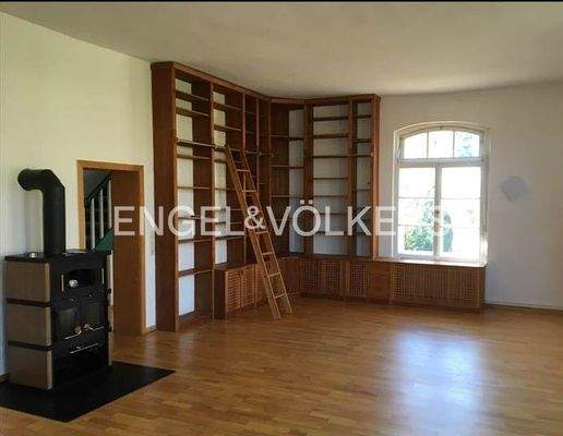 Wohnzimmer mit Kamin im Altbau