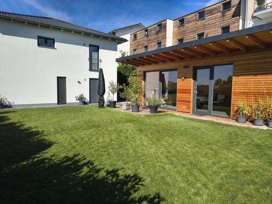 Rückseite Villa mit Gartenhaus