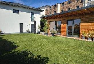 Rückseite Villa mit Gartenhaus