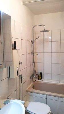 Bad mit Wanne und Möbel