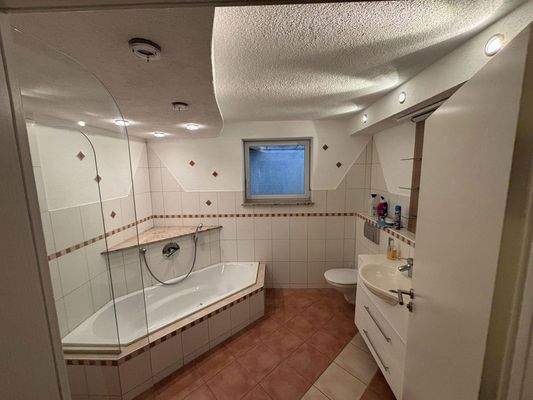 Begehbare Dusche und Badewanne