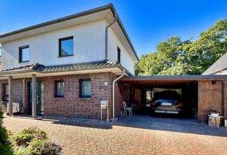 Nordostansicht von der Straße auf Haus und Carport