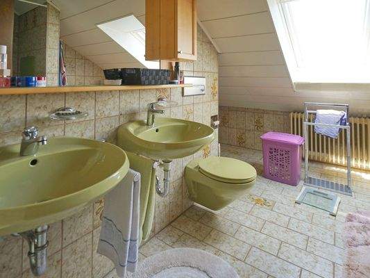 Tageslichtbad mit Dusche und Wanne