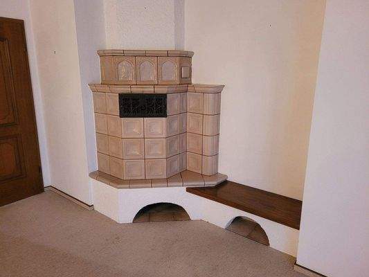 Wohnzimmer mit Kachelofen