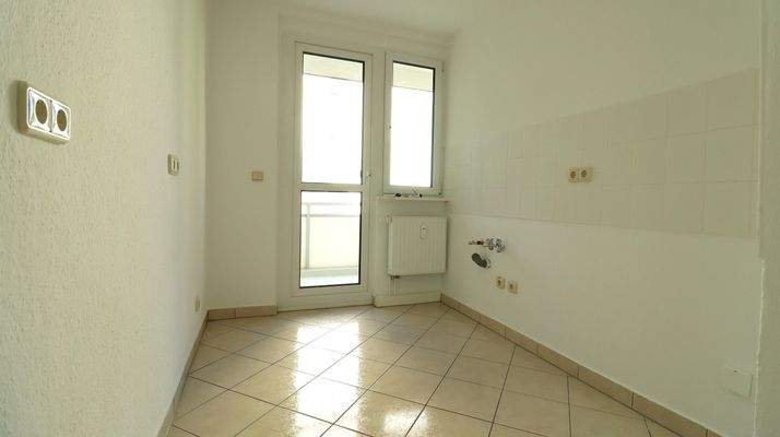 geflieste Küche mit Balkon