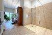 Badezimmer mit großer Dusche im Erdgeschoss