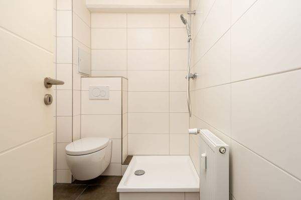 Modernisiertes Bad mit Dusche – funktional & stilvoll“