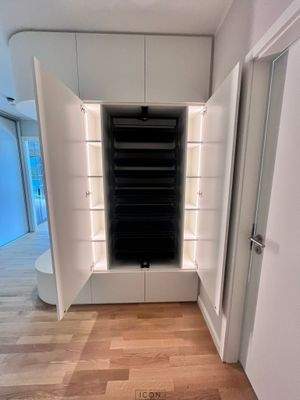 ENTREE MIT EINBAUTEN