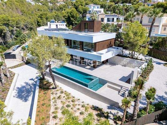 Detached Villa with Pool and Underground Parking in Altea Alicante