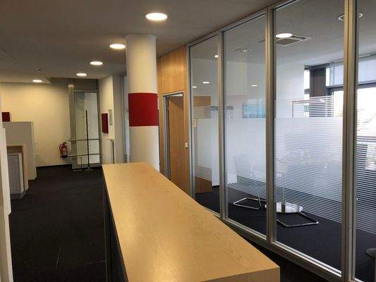 Büroinnenbereich mit Theke bei Teeküche