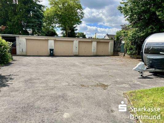 4 Garagen und überdachter Stellplatz + Hoffläche