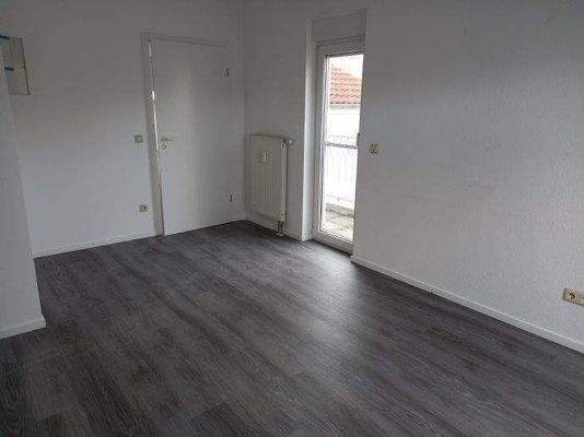 Durchgangszimmer mit Balkon