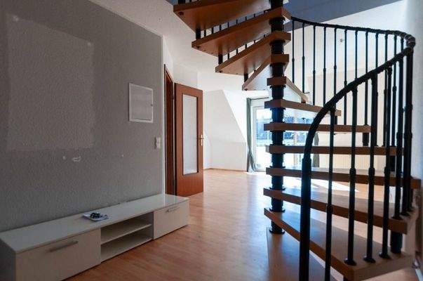 Wohnungstür Blickrichtung Diele, Treppenaufgang, Küche und Wohnbereich