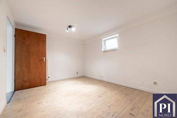 Zimmer mit kleinem Fenster im Souterrain