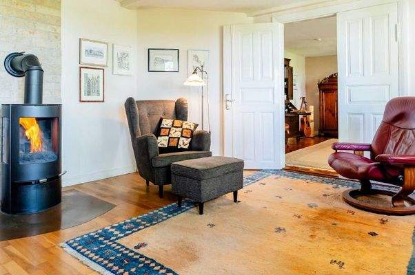 18 Wohnzimmer mit Ofen