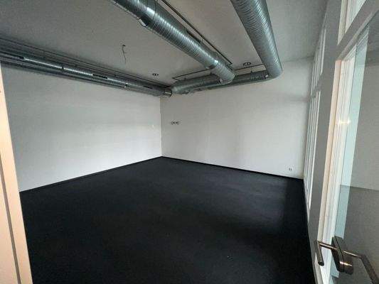 Leerer Raum mit Rohren