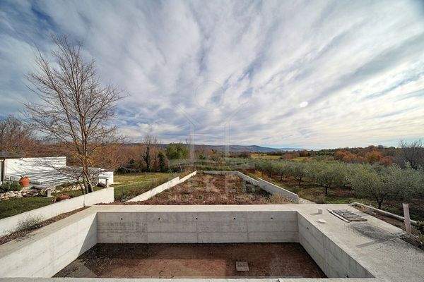 Einmalige Lage mit Pool