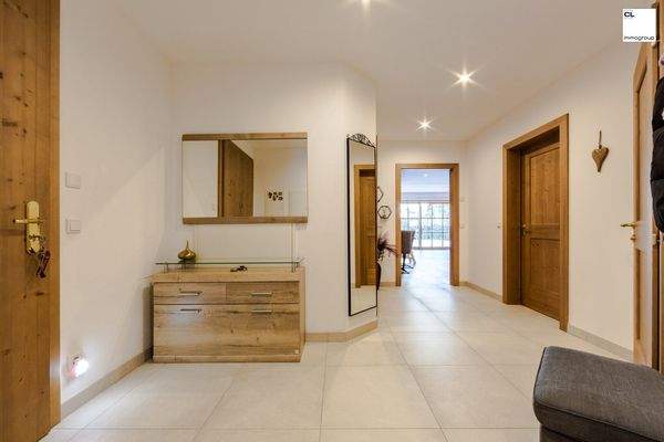 Der schöne geräumige Vorraum