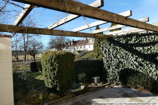 Schöne Terrasse mit Pergola