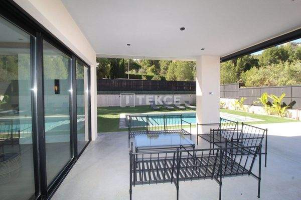 4-Bedroom Modern Villa with Castle Views in Biar Alicante