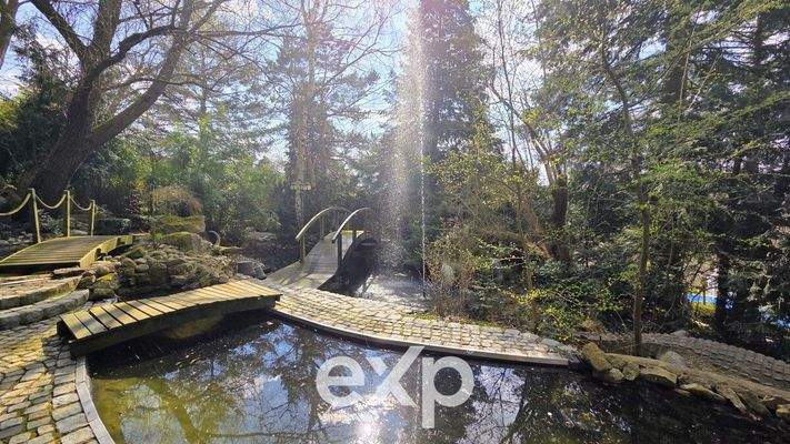 Gartenanlage mit Teich