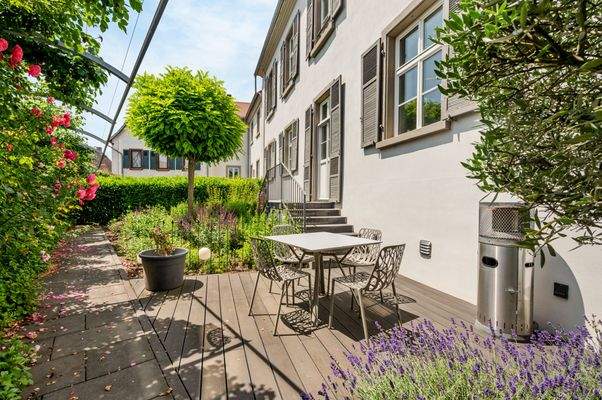 Ruheplatz am Rosenspalier
