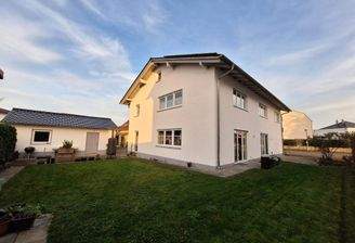 Außenansicht Garten Haus.jpg