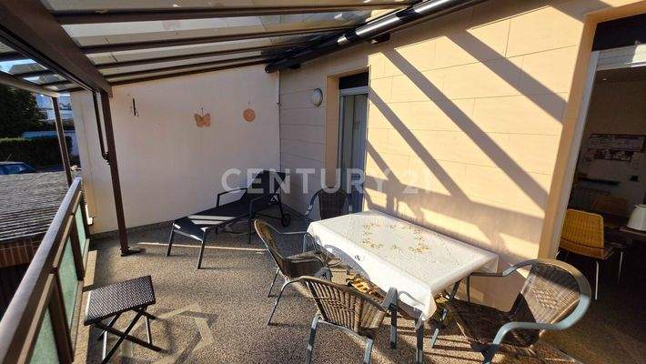 Gegenseite der Terrasse mit Zugang zum Esszimmer und Küche