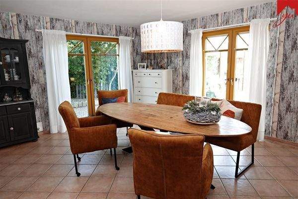 Esszimmer mit Zugang zu Garten