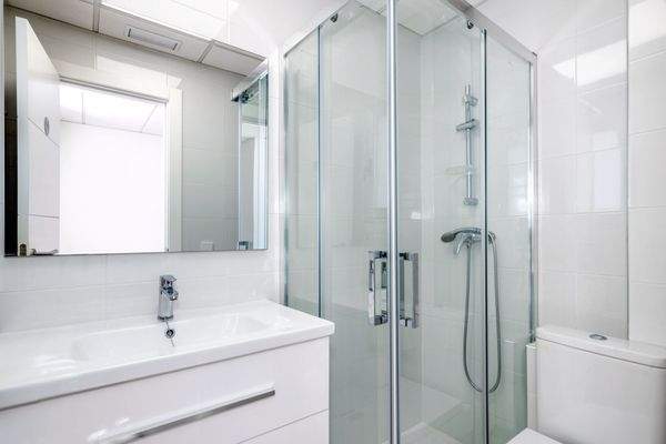 Badezimmer mit Dusche