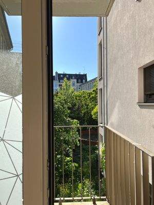 Balkon zur Parkseite, ausreichend Platz für Tisch und Stuhl