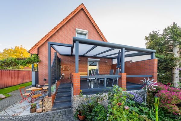 Haus mit überdachter Terrasse