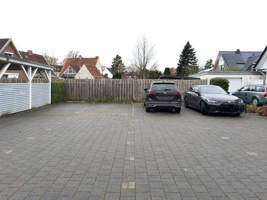 Die beiden rechten Stellplätze gehören zum Haus - bis zu 4 Autos möglich