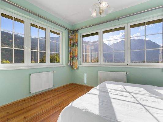 Lichtdurchflutetes Schlafzimmer