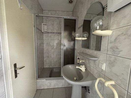 Teilansicht vom Badezimmer im DG