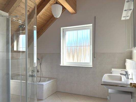 Bad mit Wanne und Dusche