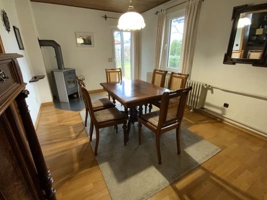 Esszimmer mit Zugang zur Terrasse (hinten rechts)