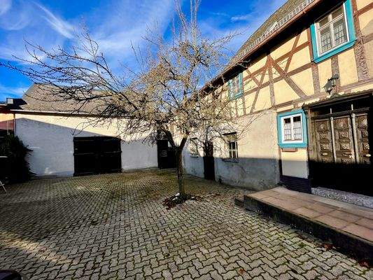 Außen_Blick in den Innenhof.jpeg